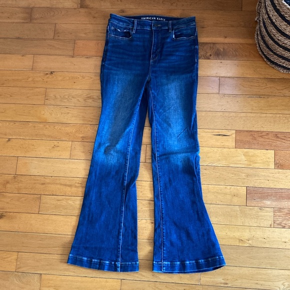AE Stretch Super High-Waisted Flare Jean:
Size: 8 Regular - Picture 6 of 7